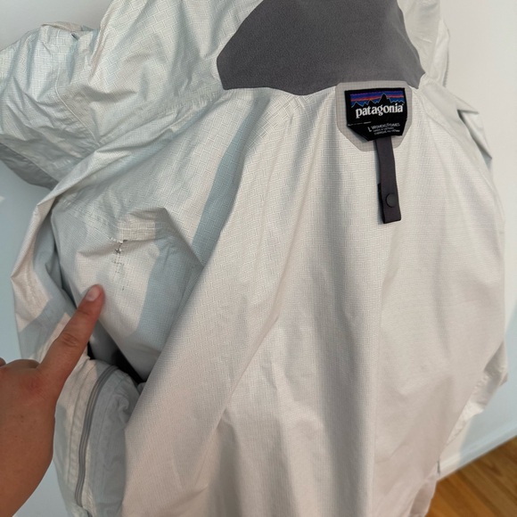 Patagonia Women's Light Gray Rain Jacket - Picture 3 of 3